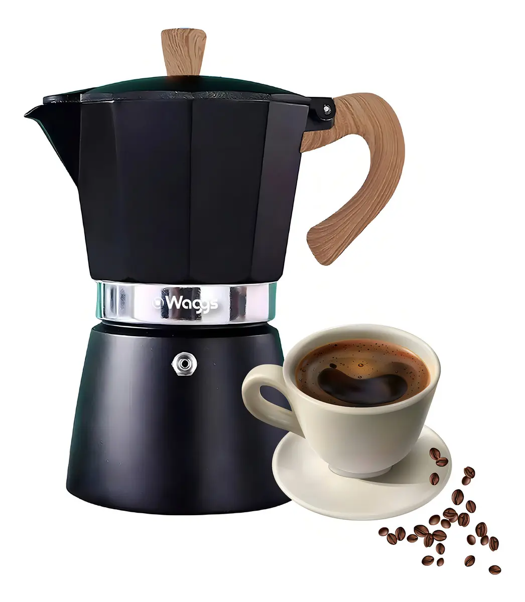 Cafetera italiana moka de aluminio sobre hornalla, preparando café espresso tradicional